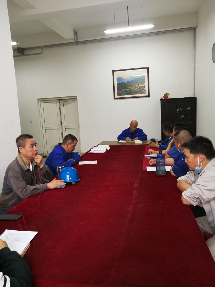 機(jī)加裝配黨支部召開(kāi)全體黨員大會(huì)，組織主題教育學(xué)習(xí)。